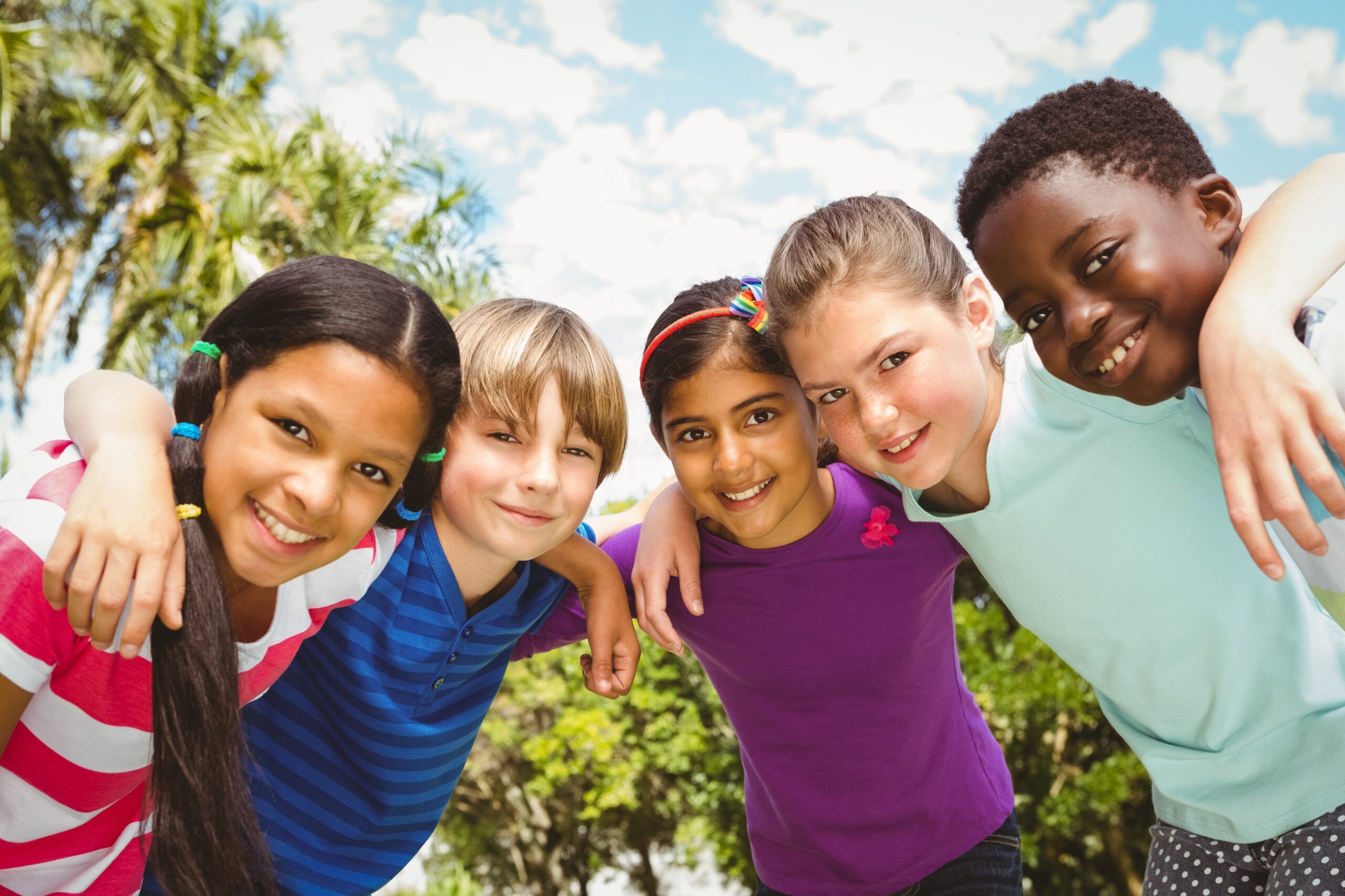 Enfants heureux formant un cercle dans un parc